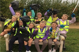 Brownies Help Keep Haddenham Tidy!